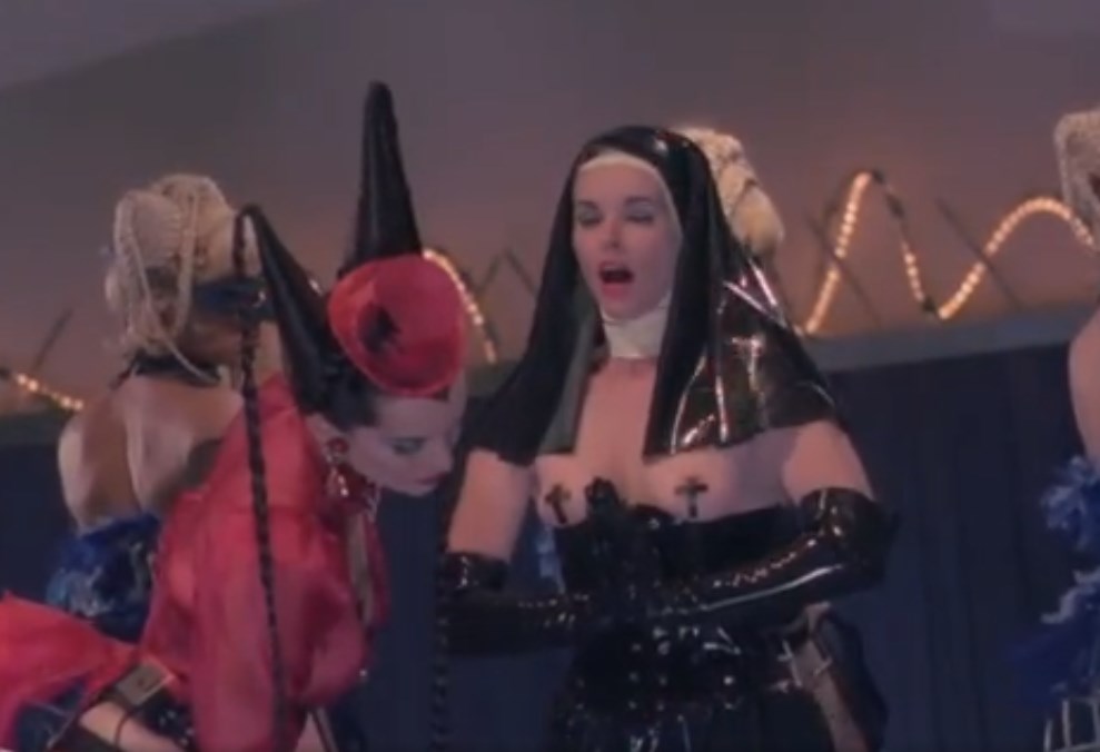 Пытки рабыни в костюме монахини